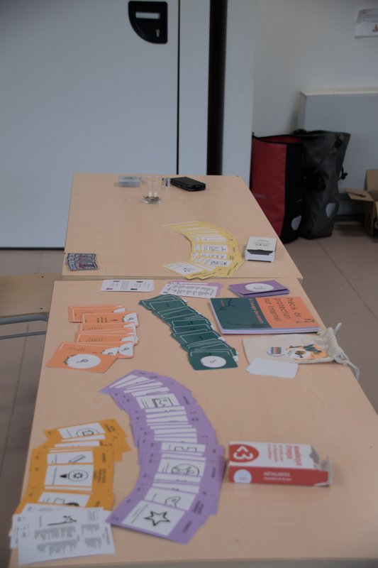 Des sets de cartes déployés sur une table